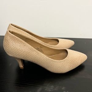 Cream snake sprint low heel pointed shoes